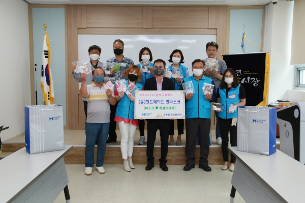16일 당진전통시장상인회에 수제마스크와 마스크 목걸이 320개 전달