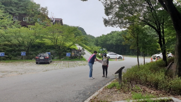 성숙한 반려동물 문화 조성을 위한 캠페인을 추진하면서 홍보물을 나눠주고 있다.