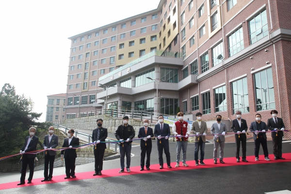 유재원 총장과 교직원들이 테이프 컷팅식을 하고 있다.