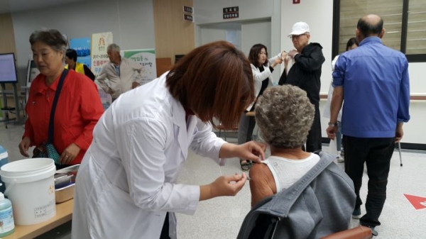 지난해 인플루엔자 무료접종 모습