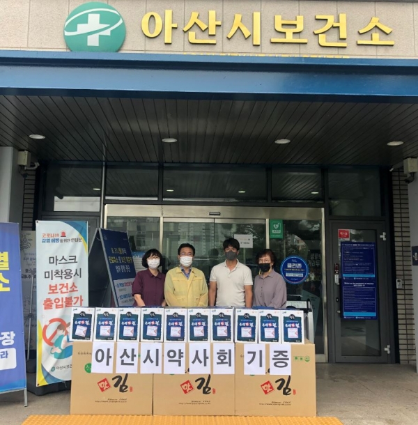 (좌측부터) 김춘성 건강증진과 건강지원팀장, 구본조 아산시보건소장, 조성도 아산시약사회장, 이상옥 건강증진과장이 물품 전달 후 기념사진
