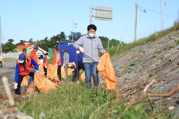 맹시장이 부석면 천수만 일원(간월도)의 해양쓰레기를 수거하고 있다.