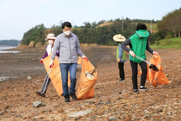 맹시장이 부석면 천수만 일원(간월도)의 해양쓰레기를 수거하고 있다.