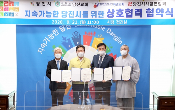 왼쪽부터 당진감리교회 방두석 목사, 김홍장 당진시장, 당진동일교회 이수훈 목사, 당진시사암연합회 도윤스님