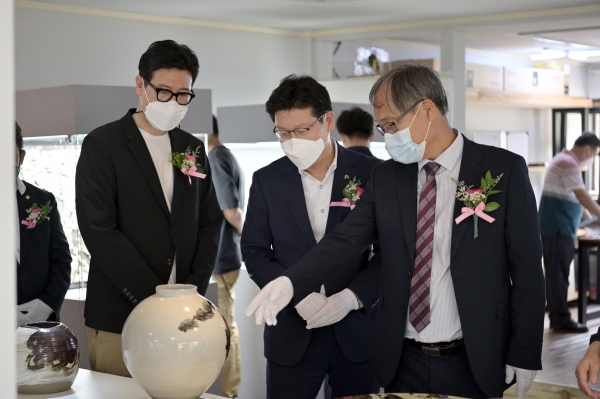 계룡산 도예촌 2020 공예주간 오픈식 후 전시 공예품을 둘러보고 있는 김정섭 시장​