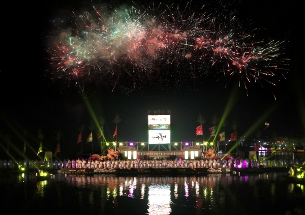 지난해 제65회 백제문화제 다시 보는 1955 수륙재(기념식)-백마강 수상무대