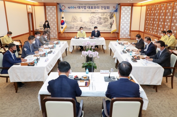 21일 오후 5시 당진시청 해나루홀에서 간담회를 갖고 있다.