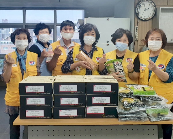 태안군자원봉사센터 ‘사랑의 롤케이크’ 봉사 모습.