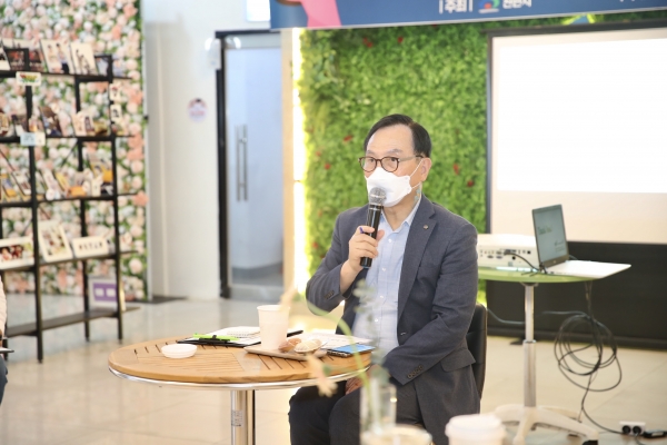 21일 천안시2030청년복지센터에서 개최한 ‘청년과의 간담회’에 참석한 청년들이 천안시장과 대화를 나누고 있다.