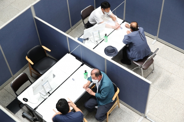 시청 로비 민원인 안내소 운영 장면