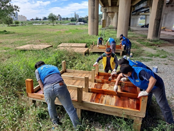 안녕 평상 만들기 프로그램 봉사활동 장면