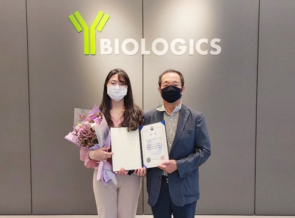 ㈜와이바이오로직스 연구원이 된 성현우 씨(왼쪽)가 23일 이상수 배재대 IPP사업단장에게 고용노동부 장관상을 전달받고 있다