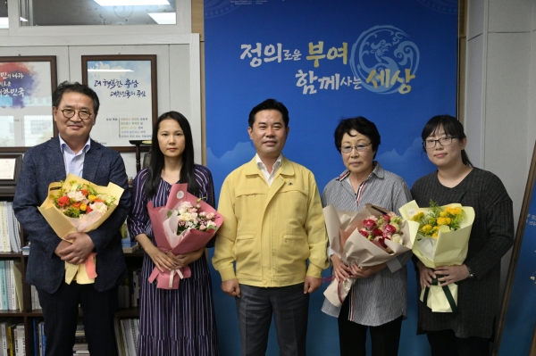 유공자 표창 전수 장면