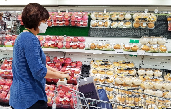 마트에서 장을 보고 있는 소비자