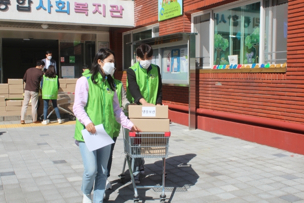 ‘보양식 꾸러미’를 본부 직원들이 사회공헌활동 통해 직접 전달
