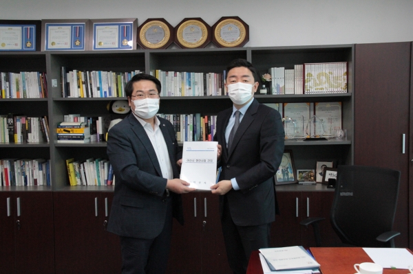 오세현 시장(왼쪽)과 강훈식 국회의원이 아산시 현안사업 및 국비확보 협의 후 기념사진을 찍고 있다.