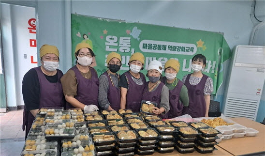 다빛여성공동체 회원들이 추석맞이 명절음식 기부활동에 앞서 기념사진을 찍고 있다