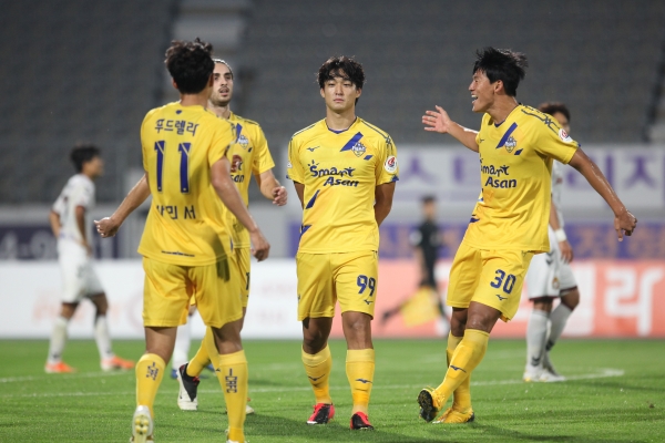 충남아산프로축구단 경기 모습