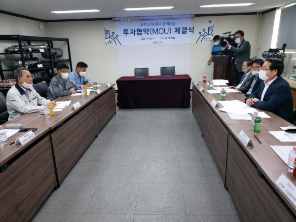 오세현 시장과 ㈜세라컴 노사관계자들이 간담회를 갖고 있다.