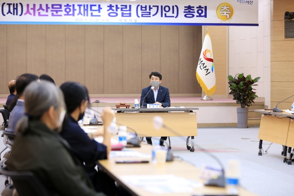 25일 시청 대회의실에서 열린 문화재단 창립총회 기념촬영 장면