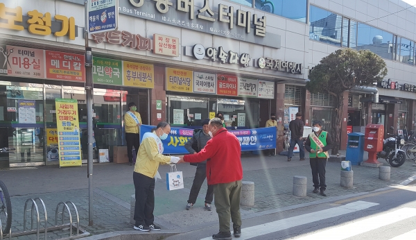 25일 서산공용터미널에서 안전한 추석 명절 보내기 캠페인 장면