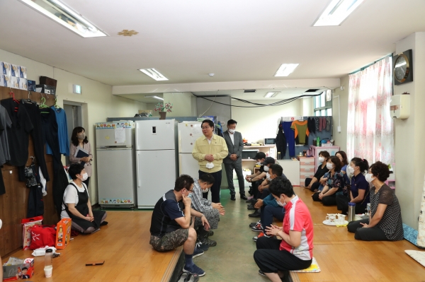 오세현 아산시장이 재활용선별장을 찾아 현장근무자들을 격려하고 있다.