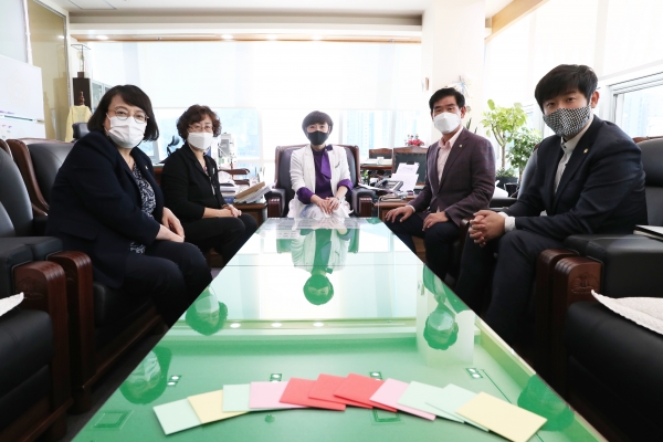 의장단과 11명의 의원이 손수 작성한 미니카드. (사진 왼쪽부터) 유승희 기획행정위원장, 박영순 부의장, 박민자 의장, 강정규 도시복지위원장, 강화평 운영위원장