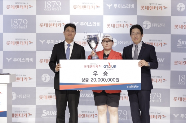 지난 26일 ‘2020 롯데렌터카 GTOUR 여자대회 5차' 결선 시상식에서 (왼쪽) 골프존 박강수 대표이사, 우승자 정선아, 롯데렌터카 최근영 상무가 기념 촬영을 하고 있다