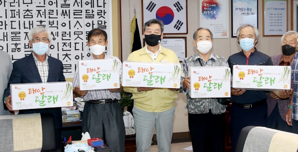 달래 포장박스 전달 모습.