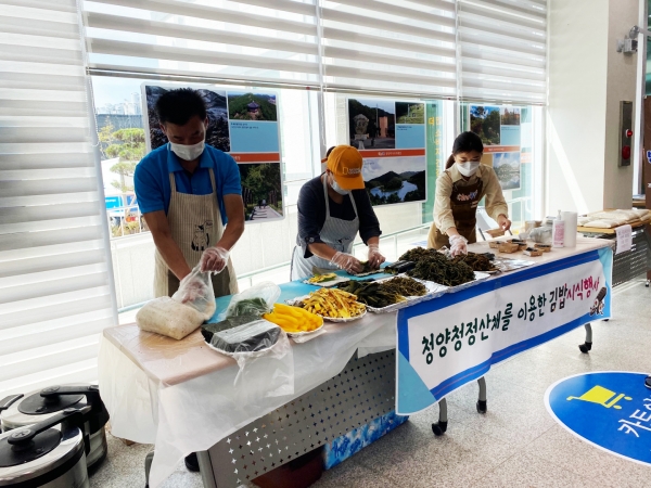 유성 먹거리직매장서 구기자․산채 판촉행사-산채김밥 시식코너