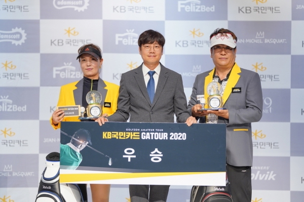 . 지난 27일 대전 골프존 조이마루 전용 경기장에서 열린 ‘2020 KB국민카드 GATOUR 5차 결선’ 시상식에서 (왼쪽부터) 여자부 우승자 윤순오, 골프존 김홍기 팀장, 남자부 우승자 김성필이 기념 촬영을 하고 있다.
