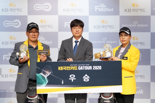 지난 27일 대전 골프존 조이마루 전용 경기장에서 열린 ‘2020 KB국민카드 GATOUR 6차 결선’ 시상식에서 (왼쪽부터) 남자부 우승자 정문오, 골프존 김홍기 팀장, 여자부 우승자 박현미가 기념 촬영을 하고 있다.