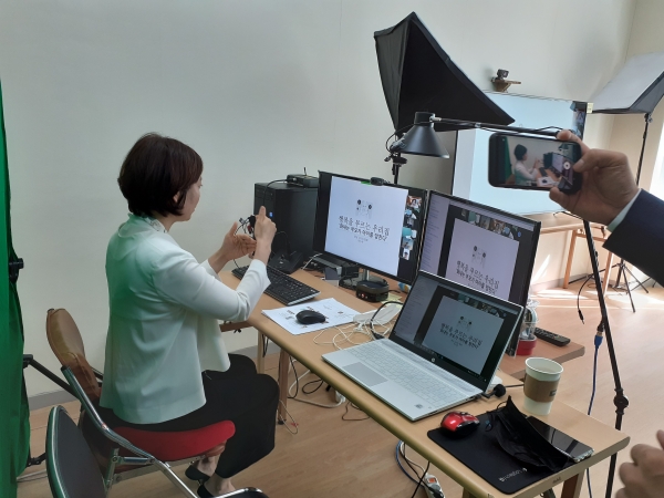 부모-자녀 관계 코칭 전문가가 드림스타트 사례관리아동의 부모들을 대상으로 온라인 강의를 진행하고 있다.