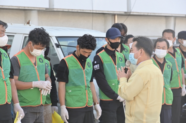 박정현 군수, 방역활동 근무자 격려 모습