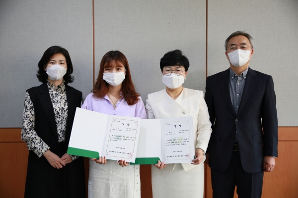 ‘2020-1학기 비대면(온라인) 수업운영에 따른 교수⸱학습법 우수사례 공모전’ 시상식 모습 / 왼쪽부터 우수정 센터장, 김홍지 양, 노영희 교수, 김재신 원장