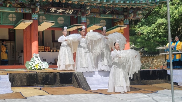 궁녀제 봉행 장면