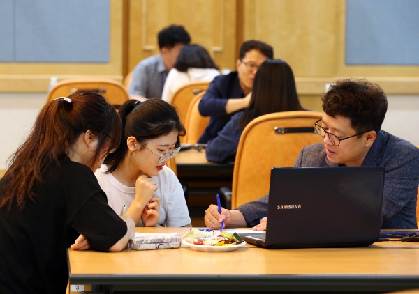 지난 22일 충남대학교에서 수도권 대학 등 38개 학교가 참여한 가운데 개최된 대학입시박람회에서 수험생과 학부모가 현직진학교사와 1:1 맞춤형 진학상담