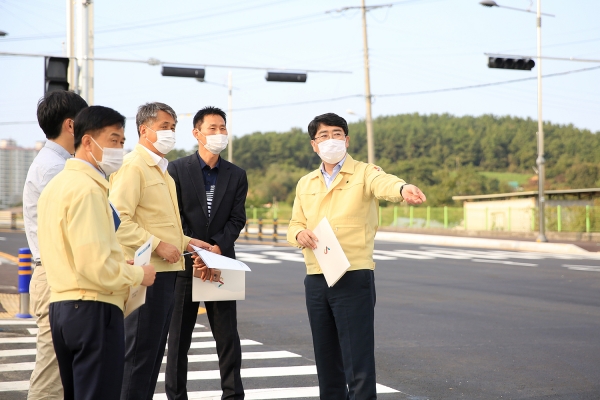 지난 28일 맹정호 서산시장이 밤갓로 개통 현장을 방문해 현장을 점검하고 있다.