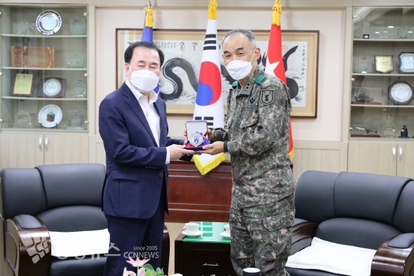 김지철 충남교육감이 전성대 제32보병사단장에게 위문성금 전달후 기념패를 전달 받고 있다