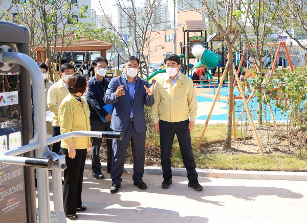 지난 28일 맹정호 서산시장이 지난 14일 준공한 제30호 어린이공원을 점검