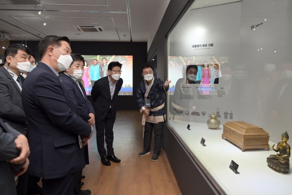 대통령기록관 전시개막식 후 전시관을 둘러보고 있는 김정섭 시장
