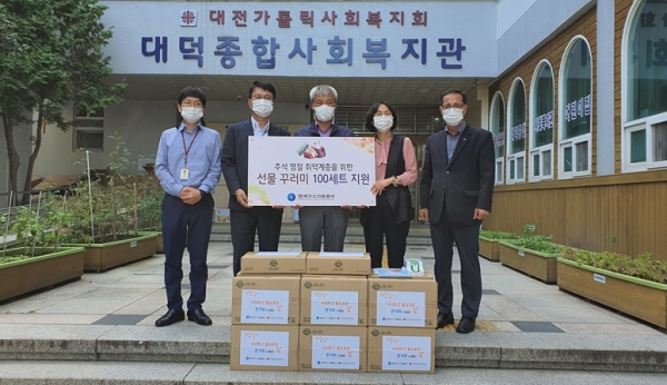 좌측 2번째부터 한국가스기술공사 기영서 경영지원본부장, 서홍석 노조지부장, 대덕종합사회복지관 정미영 관장이 기념촬영을 하고 있다.