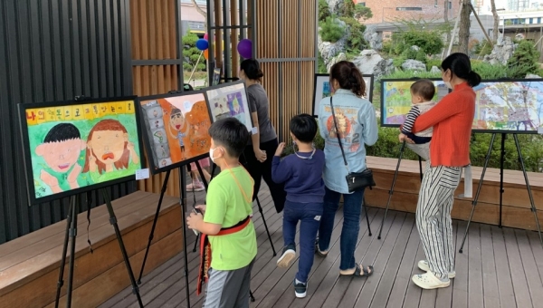 아파트 층간소음 그림 전시회.