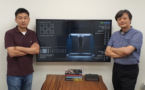 (왼쪽부터)KAIST 인공지능 양자컴퓨팅 IT인력양성 연구센터 배준우 교수, 이준구 센터장.