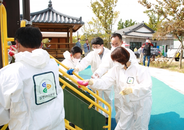 29일 맹정호 서산시장과 양승조 충남도지사가 서산해미읍성 역사캠핑장에서 방역활동하고 있다.