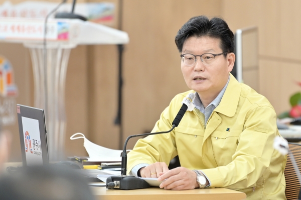 주간업무계획보고회를 주재하고 있는 김정섭 시장