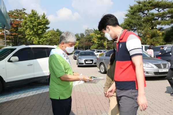 문정우 군수, 제39회 온라인 금산인삼축제 홍보 마스크 배포 모습