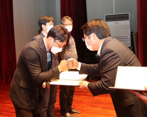 오세현 시장이 적극행정 우수공무원으로 선발된 직원들에게 상장을 수여하고 있다.