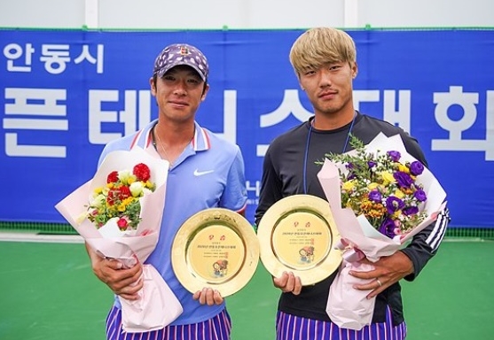 안동오픈테니스대회서 남자 복식 1위를 차지한 홍성찬-신산희선수.