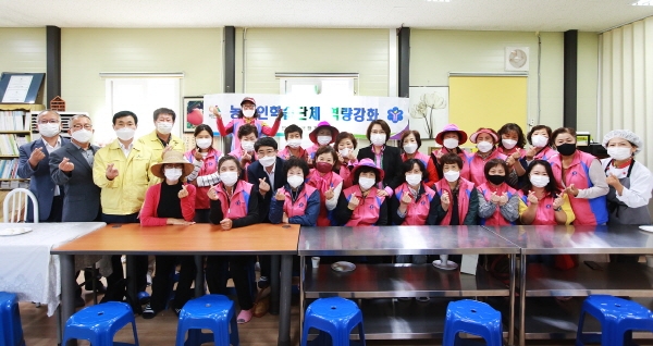 인지면생활개선회원들과 소시지만들기 농업체험 후 단체사진 모습